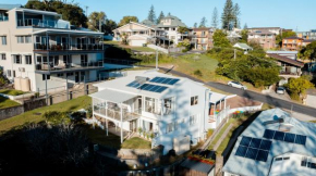 Swell Yamba, Iconic 7 Bedroom House on the Hill with Amazing Bay Views